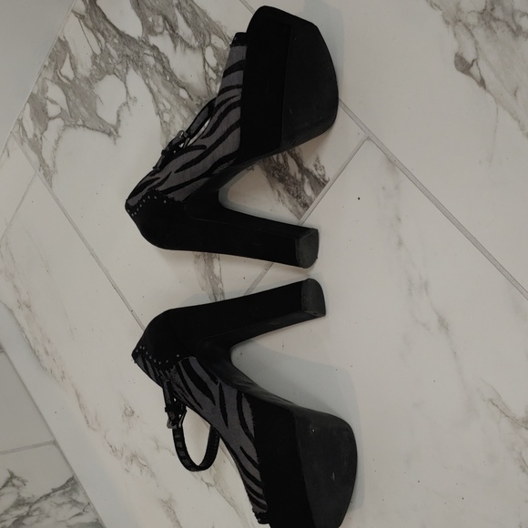 Bebe 5.5 inch high heels and 1.5 inch platform for comfort,fuzzy texture for lux - Picture 3 of 5